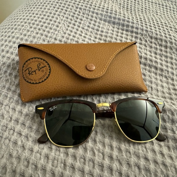 Ray-Ban clubmaster classic. Black lenses w/ tortoiseshell arms with gold frames. - Picture 2 of 2